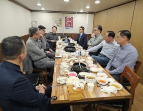 25년 역대고문님들과의 간담회일시 : 4월 11일(금요일) 점심 12시장소 : 천연애 동래점(수안역 인근)주소 : 부산 동래구 충렬대로218번길 22 1층참석 : 김규철,정병준,이재인,김삼문,박성백,이상봉,정충교 총 7분의 고문님진행 : 11대 회장 박충식, 수석부회장 이성웅 